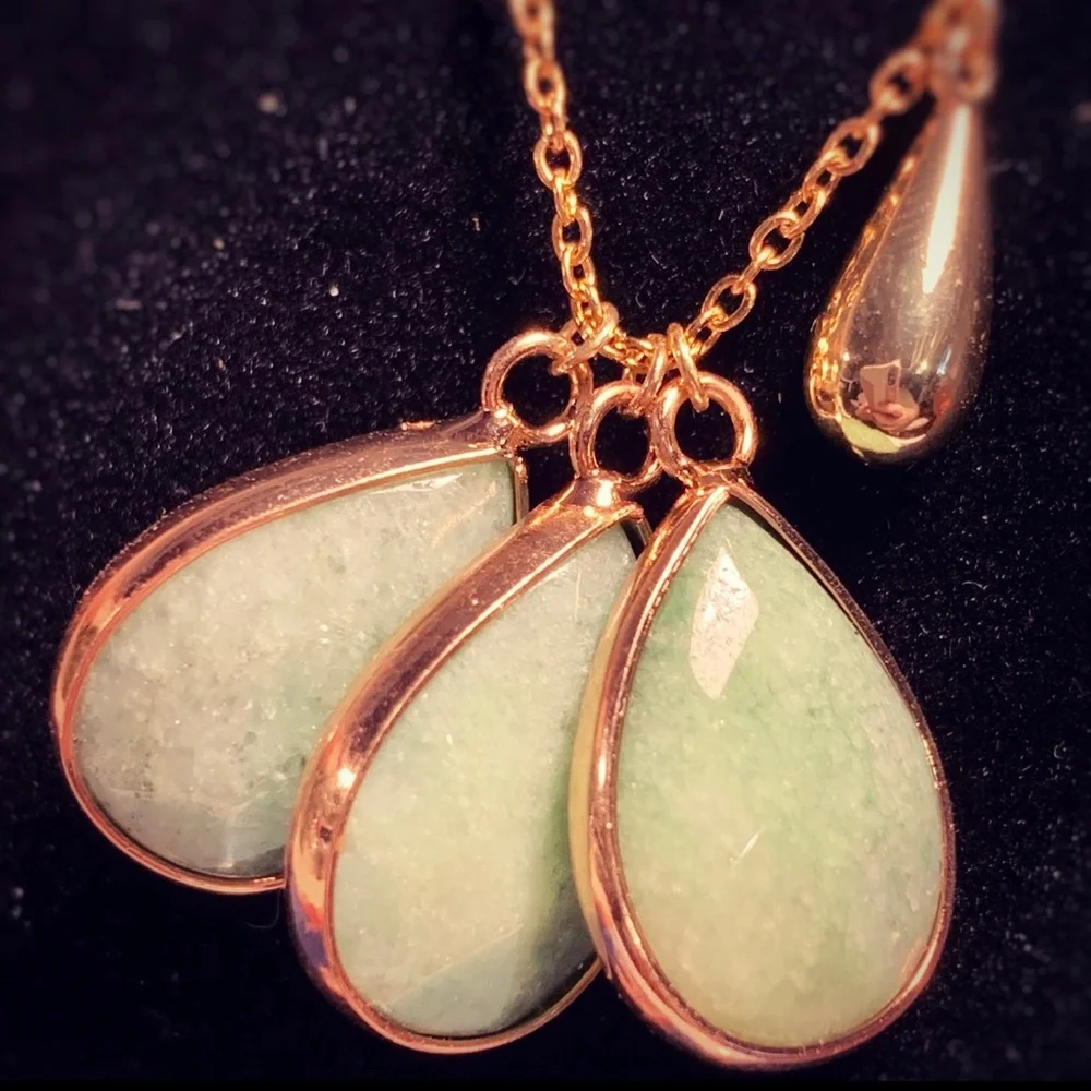 NEW Meghan Markle Inspired Genuine Aventurine Gemstone Pendant Goldtone Necklace - Picture 3 of 9